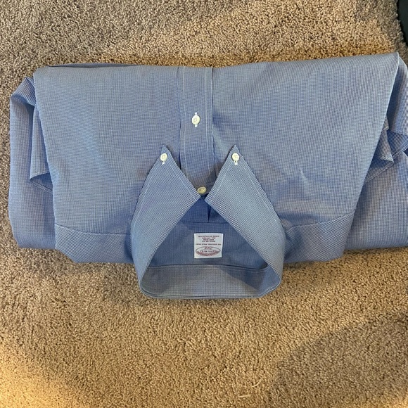Brooks Brothers dress shirt that is ready to impress anywhere you go right away. - Picture 6 of 7